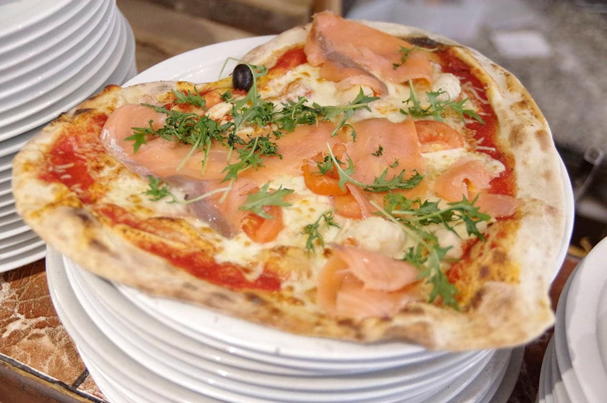 Pizza Trévi : saumon fumé, persillade et roquette sur pâte fine.